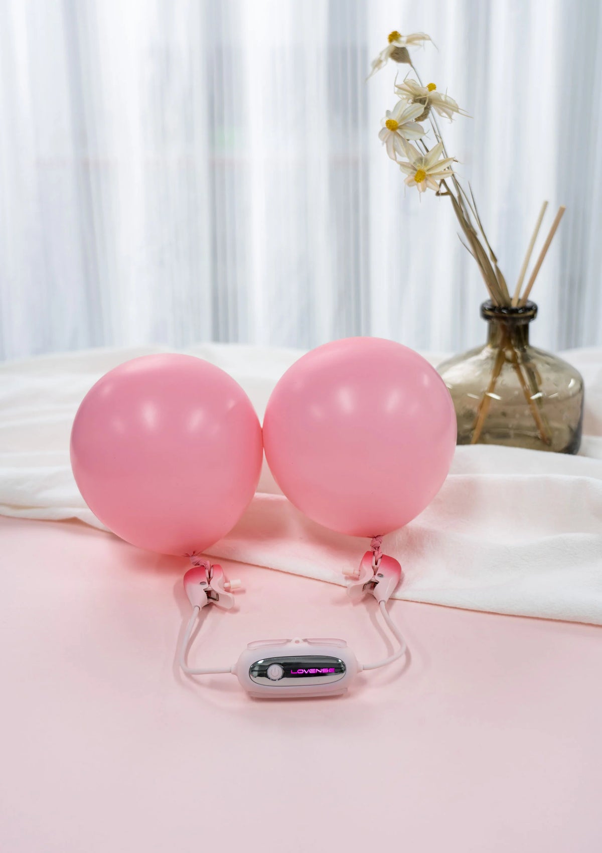 Bestel: Lovense Gemini Nippleclamp - bij Happytoys: de erotische sex webshop | liever Happy dan Easy ⭐⭐⭐⭐⭐