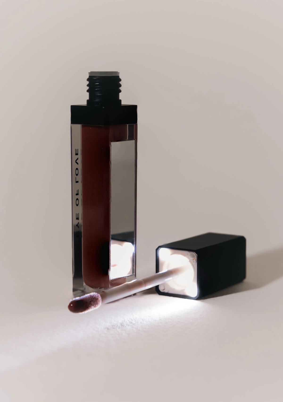 Bestel: Crimson Kiss Pheromone Lip Gloss 8ml by Eye of Love Matchmaker - bij Happytoys: de erotische sex webshop | liever Happy dan Easy ⭐⭐⭐⭐⭐