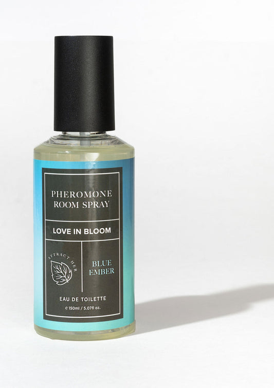 Bestel: Room Phero Attract Her 150 ml by Eye of Love Bloom - bij Happytoys: de erotische sex webshop | liever Happy dan Easy ⭐⭐⭐⭐⭐ - Blue Ember - 93955 - BLUEEMBER - 150