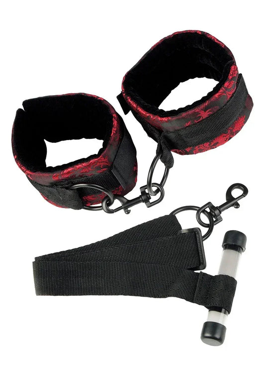 DeScandalOverTheDoorCuffsiseensetvantweezachteboeienenbarhaak_speciaalontworpenomjepartnervastteketenenaandedeur.1 @ Happytoys Sexshop: online sex shop for Feeling Happy & Easy 😊 the erotic store owned by a woman