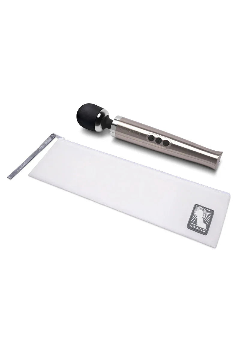 Die Cast Rechargeable Vibrating Massager (silver) by Le Wand - Happytoys Sexshop: online sex shop for Feeling Happy & Easy 😊 - Discreet geleverd