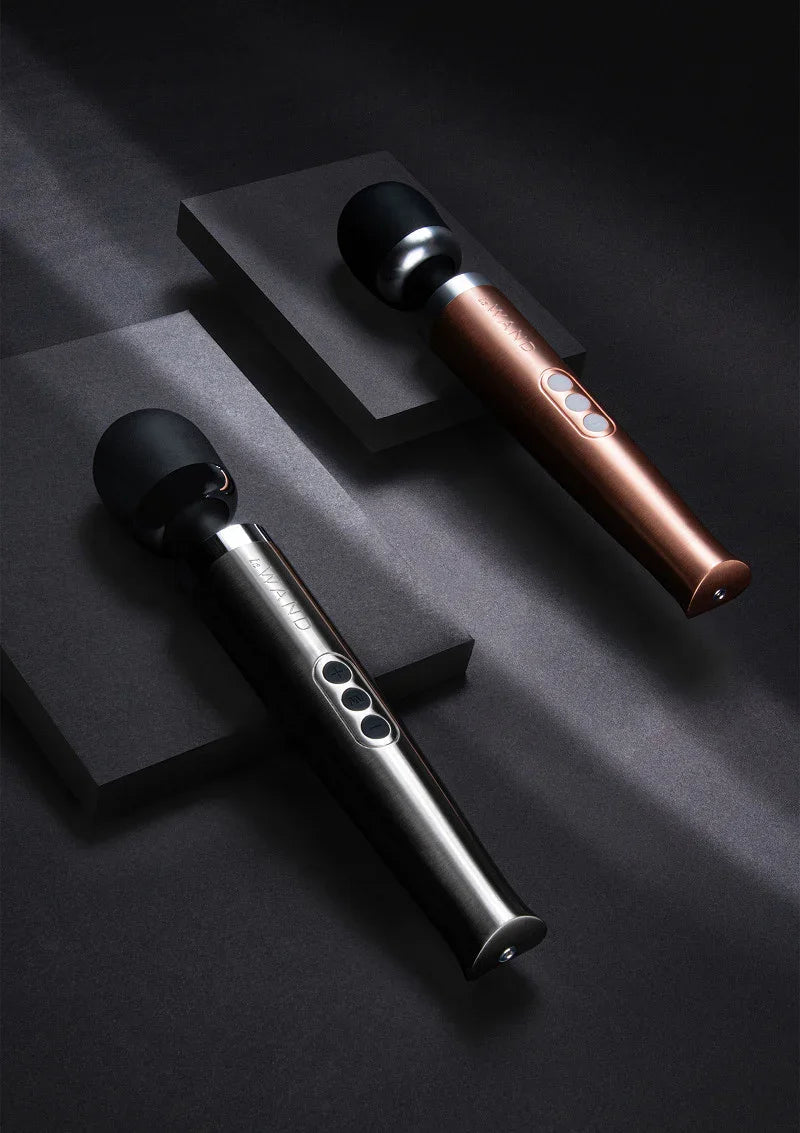 Die Cast Rechargeable Vibrating Massager (silver) by Le Wand - Happytoys Sexshop: online sex shop for Feeling Happy & Easy 😊 - Discreet geleverd