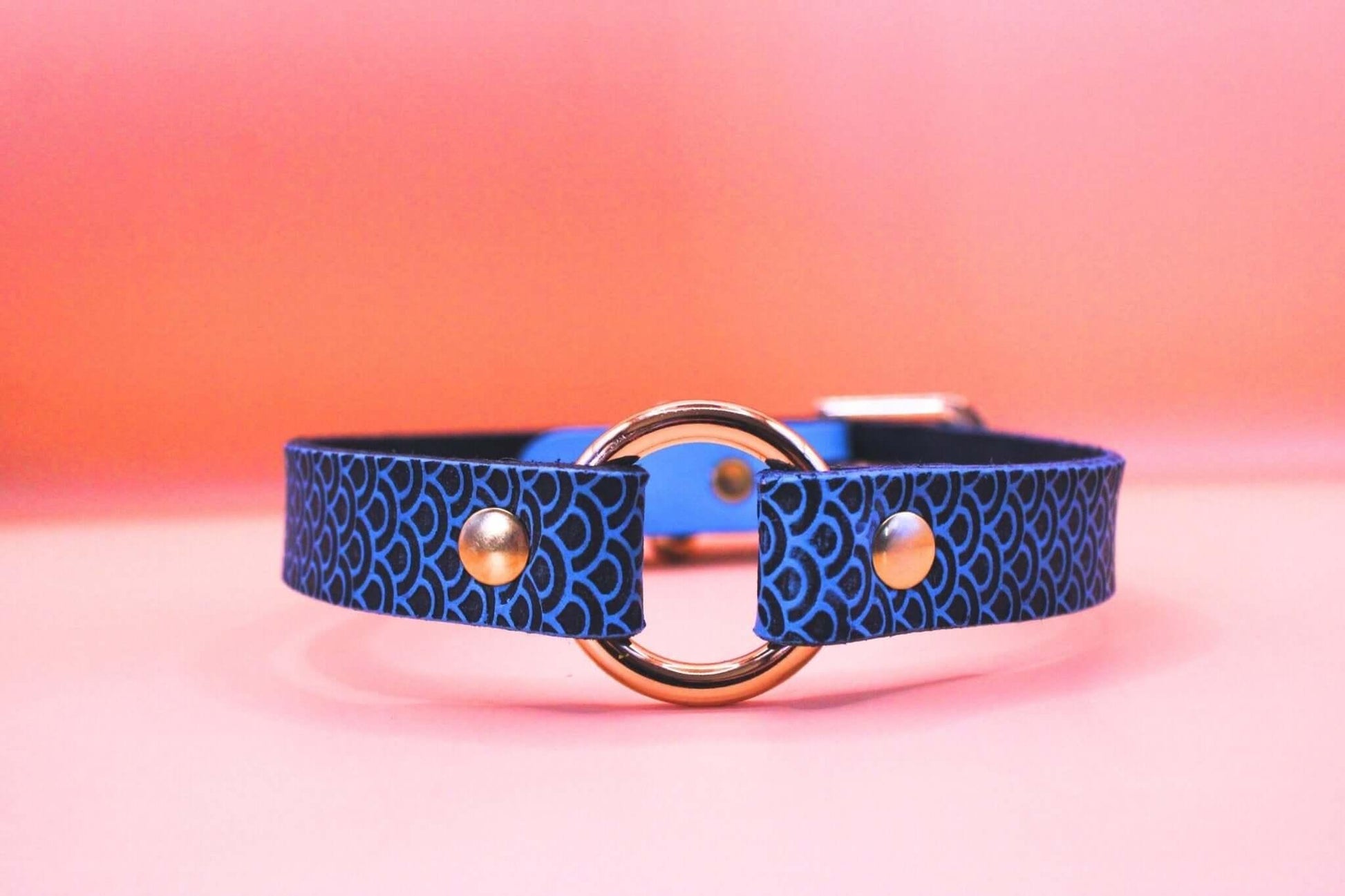 Blue Leather Choker for Submissive Petplay Discreet BDSM Daywear - Happytoys Sexshop: online sex shop for Feeling Happy & Easy 😊 - Discreet geleverd
