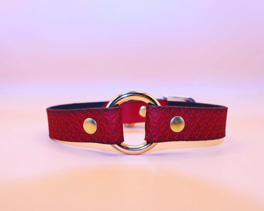 Crimson Scaled BDSM Collar with O-Ring - Submissive Bondage Accessory - Happytoys Sexshop: online sex shop for Feeling Happy & Easy 😊 - Discreet geleverd