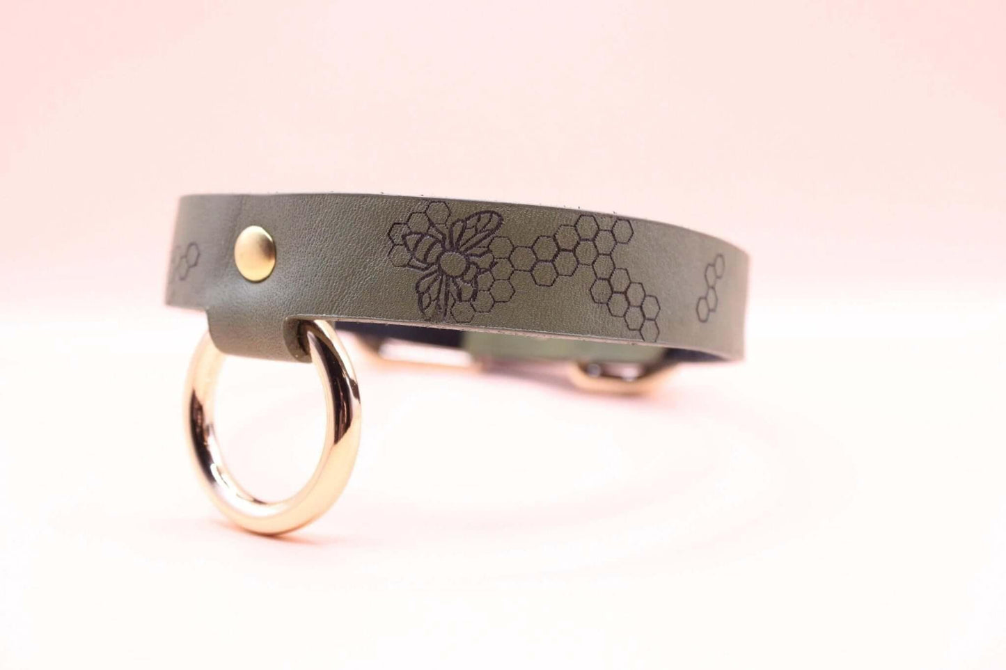 Leather Choker Bee Pattern BDSM - Discreet Bondage Jewelry - Happytoys Sexshop: online sex shop for Feeling Happy & Easy 😊 - Discreet geleverd