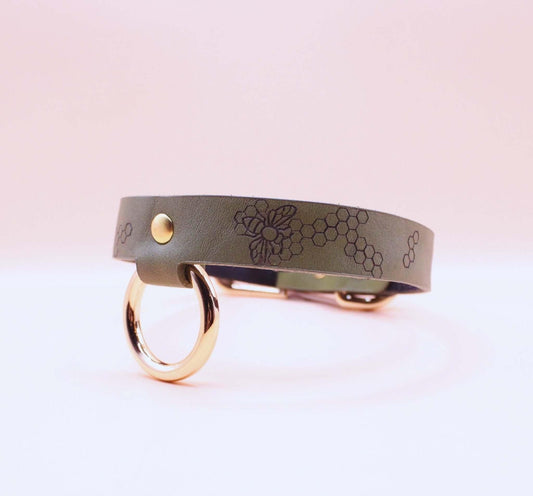 Leather Choker Bee Pattern BDSM - Discreet Bondage Jewelry - Happytoys Sexshop: online sex shop for Feeling Happy & Easy 😊 - Discreet geleverd
