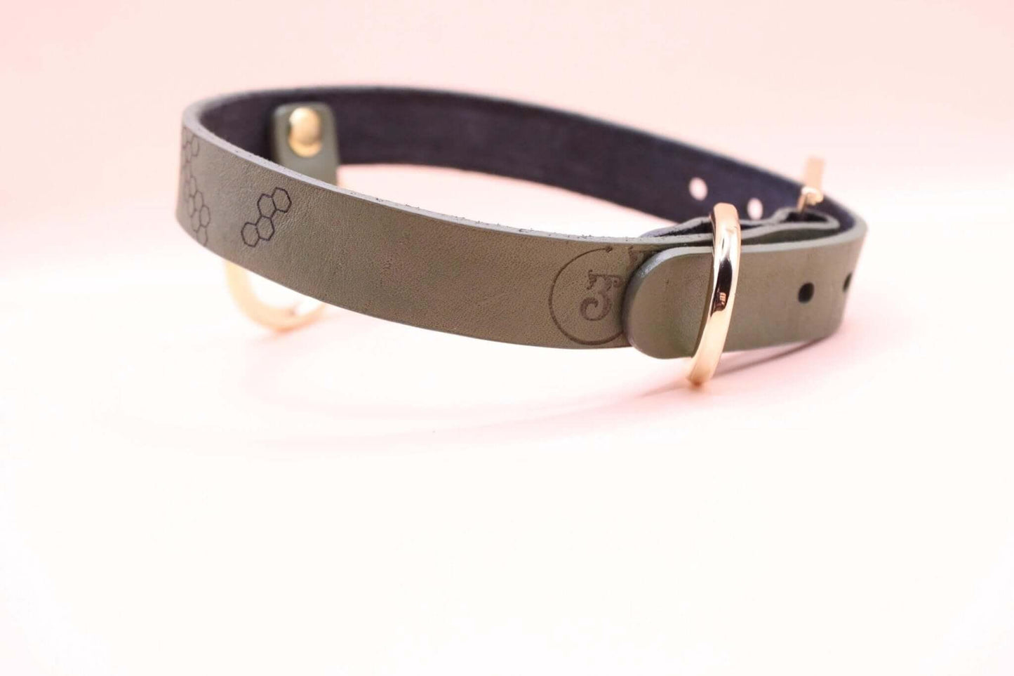 Leather Choker Bee Pattern BDSM - Discreet Bondage Jewelry - Happytoys Sexshop: online sex shop for Feeling Happy & Easy 😊 - Discreet geleverd