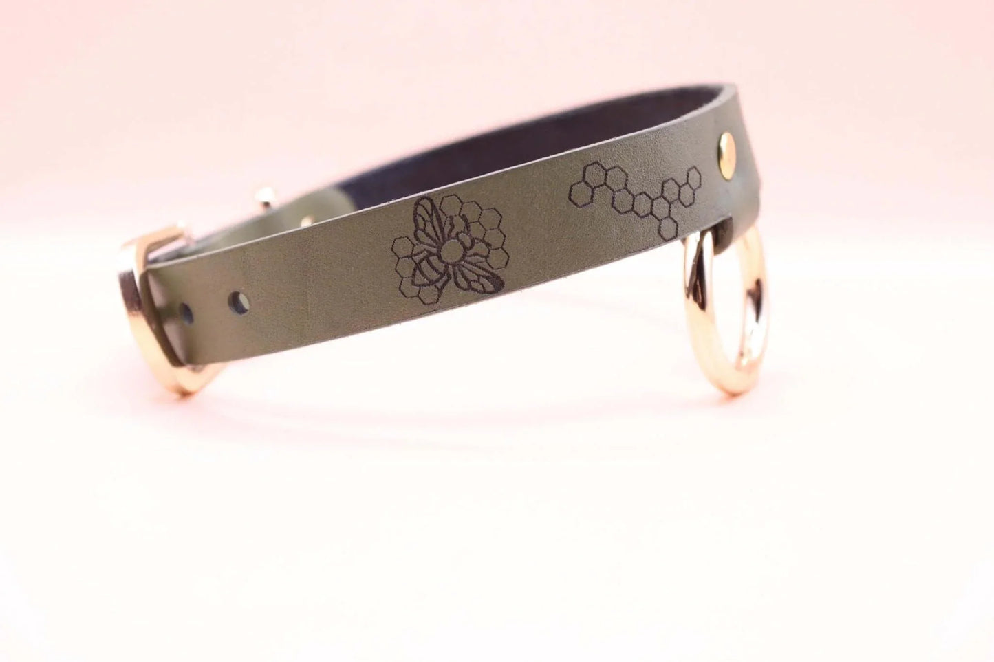 Leather Choker Bee Pattern BDSM - Discreet Bondage Jewelry - Happytoys Sexshop: online sex shop for Feeling Happy & Easy 😊 - Discreet geleverd