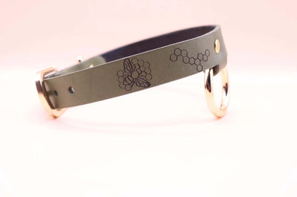 Leather Choker Bee Pattern BDSM - Discreet Bondage Jewelry - Happytoys Sexshop: online sex shop for Feeling Happy & Easy 😊 - Discreet geleverd