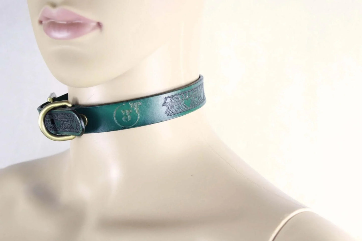 Day Collar Elegant Leather Choker for Submissive - Happytoys Sexshop: online sex shop for Feeling Happy & Easy 😊 - Discreet geleverd