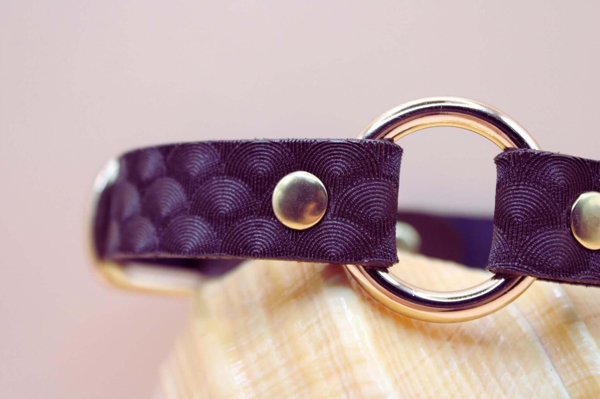 Purple Leather Choker | Elegant Day Collar for Petplay - Happytoys Sexshop: online sex shop for Feeling Happy & Easy 😊 - Discreet geleverd