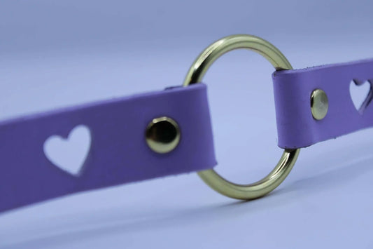 Heart Cutout Leather Choker with Gold O-Ring Slave Collar - Happytoys Sexshop: online sex shop for Feeling Happy & Easy 😊 - Discreet geleverd