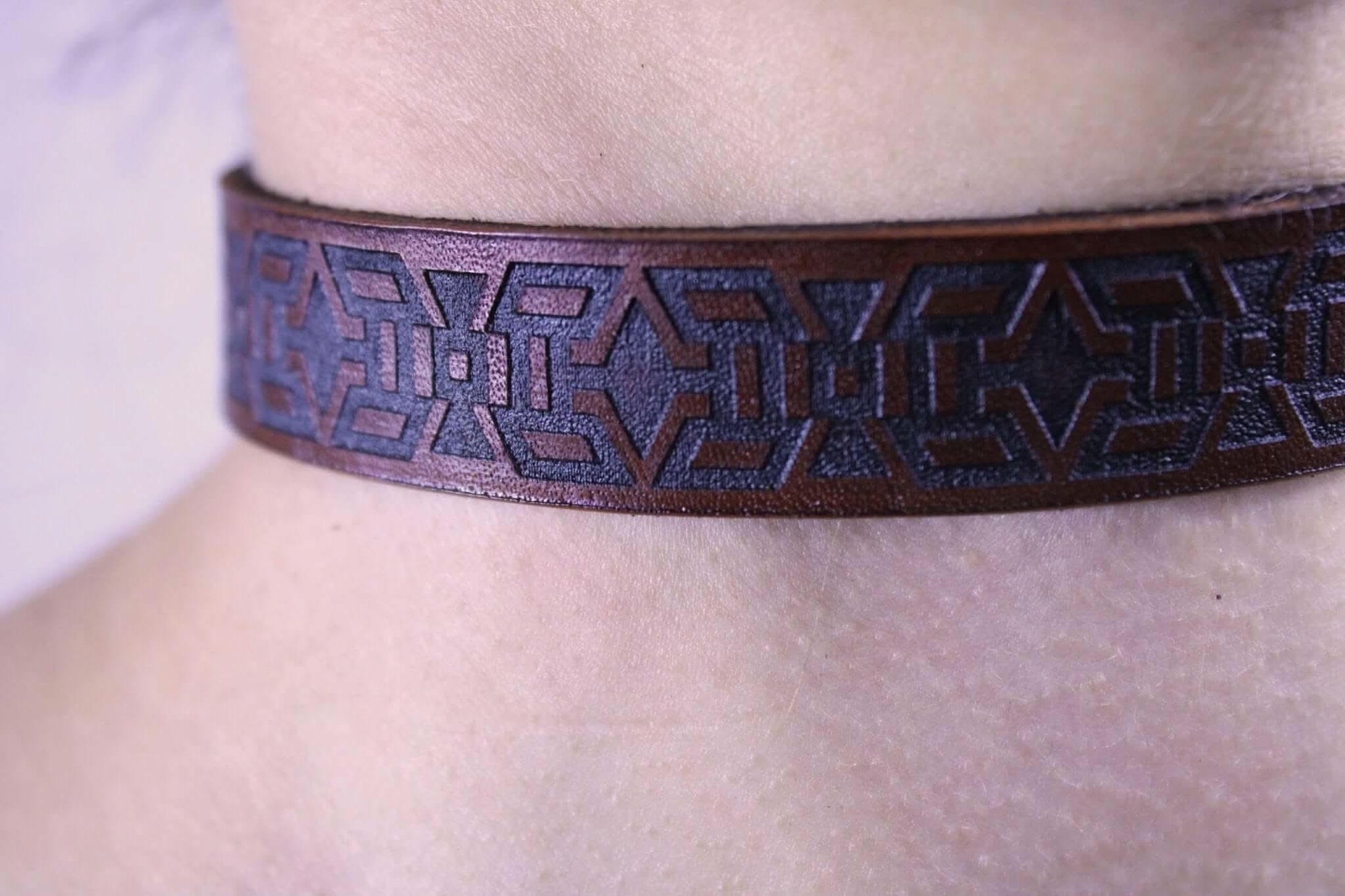 Slave Collar Handmade Minimalist Tribal Motif for Submissive Wear - Happytoys Sexshop: online sex shop for Feeling Happy & Easy 😊 - Discreet geleverd