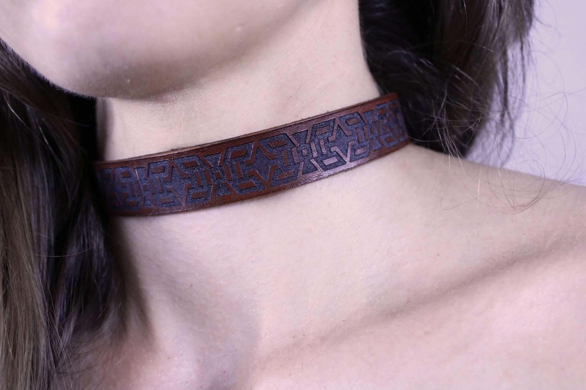 Slave Collar Handmade Minimalist Tribal Motif for Submissive Wear - Happytoys Sexshop: online sex shop for Feeling Happy & Easy 😊 - Discreet geleverd
