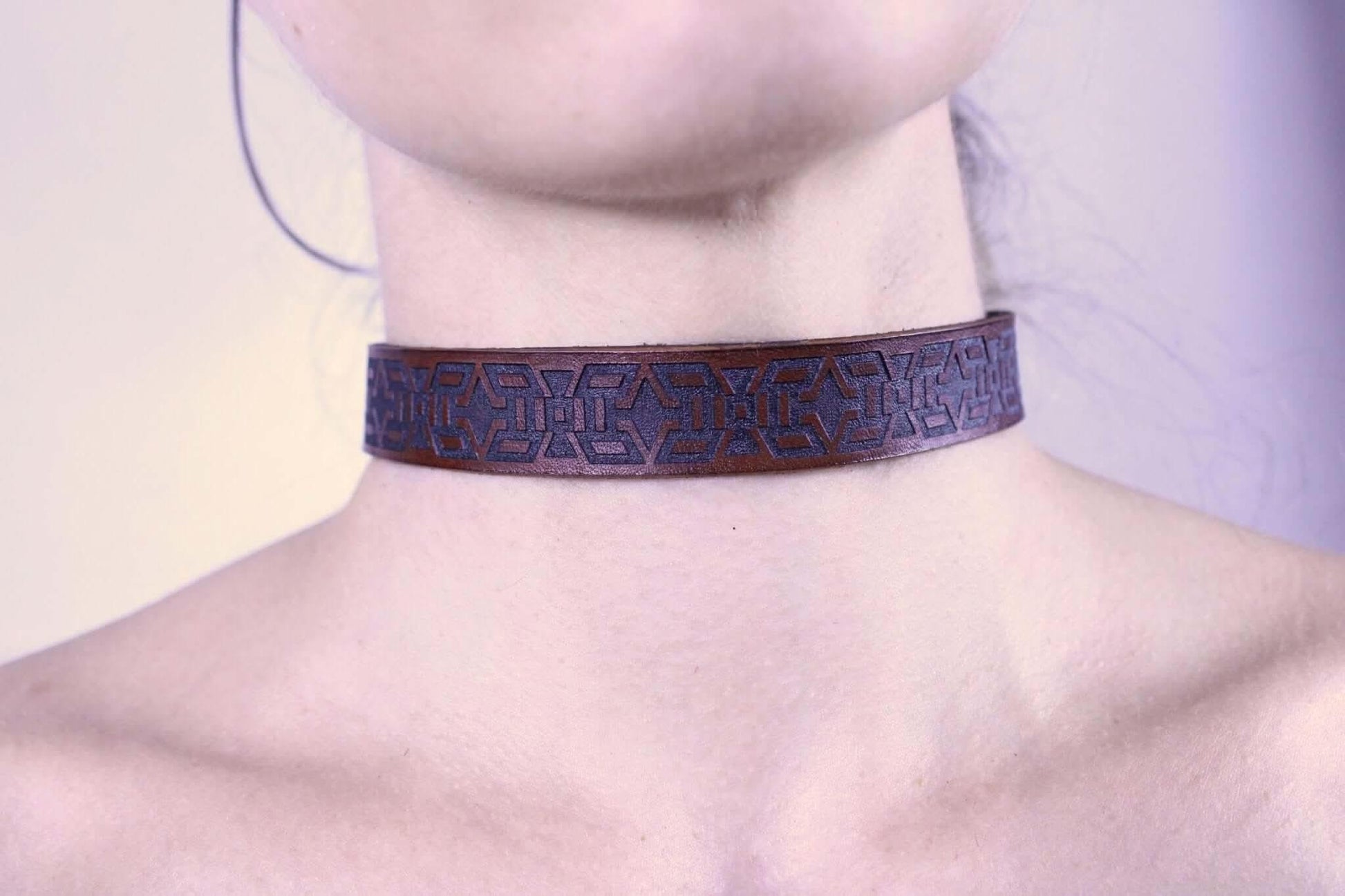 Slave Collar Handmade Minimalist Tribal Motif for Submissive Wear - Happytoys Sexshop: online sex shop for Feeling Happy & Easy 😊 - Discreet geleverd