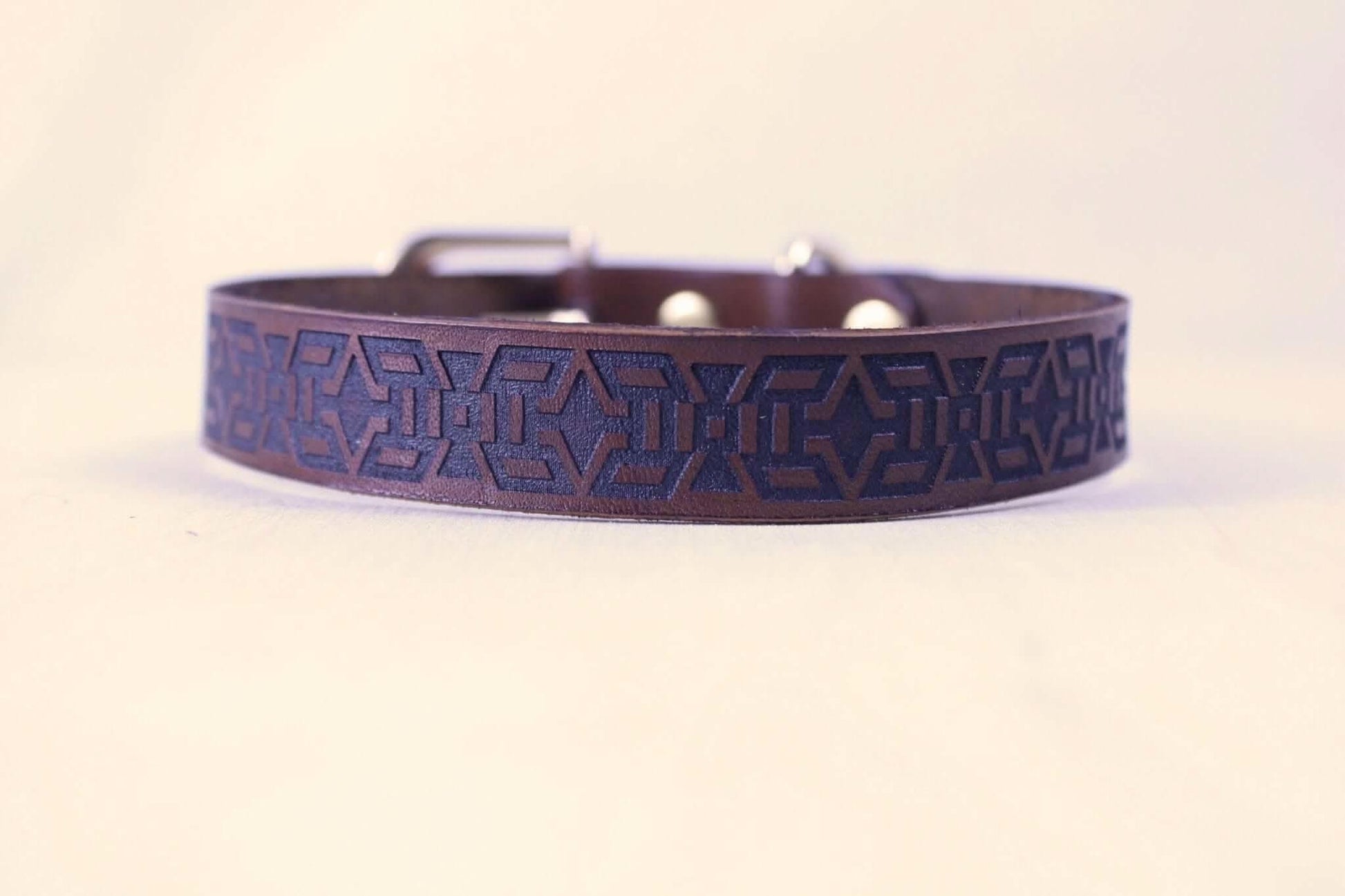 Slave Collar Handmade Minimalist Tribal Motif for Submissive Wear - Happytoys Sexshop: online sex shop for Feeling Happy & Easy 😊 - Discreet geleverd