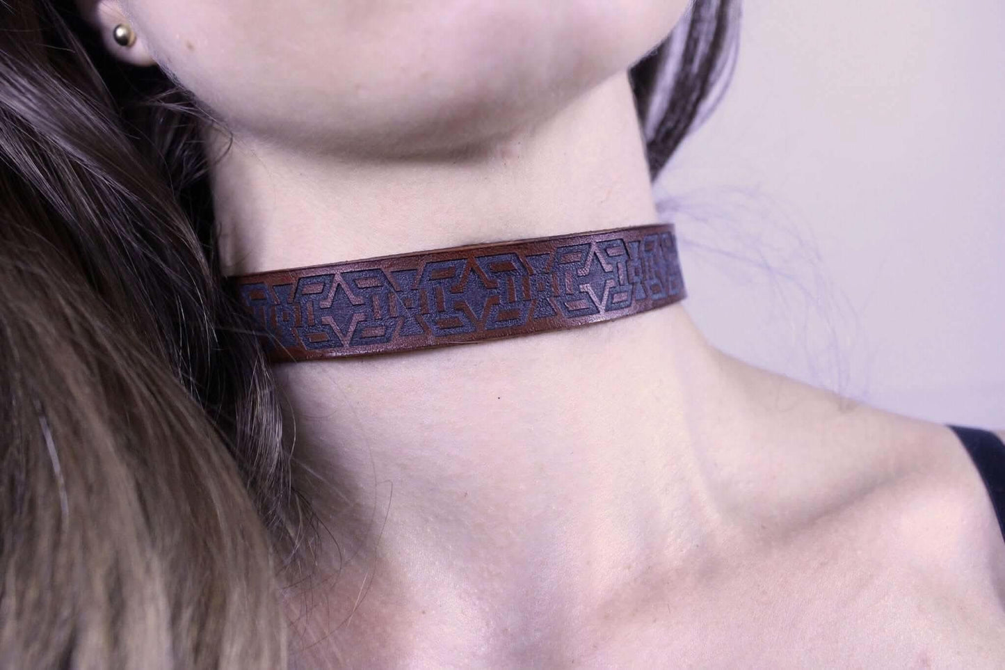 Slave Collar Handmade Minimalist Tribal Motif for Submissive Wear - Happytoys Sexshop: online sex shop for Feeling Happy & Easy 😊 - Discreet geleverd